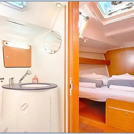 Maria Vittoria One Night Boat Sail Ботель *