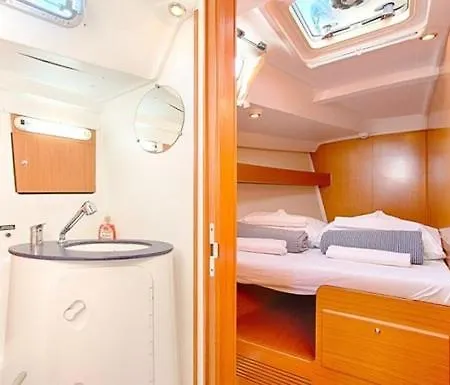 بوتيل Maria Vittoria One Night Boat Sail *